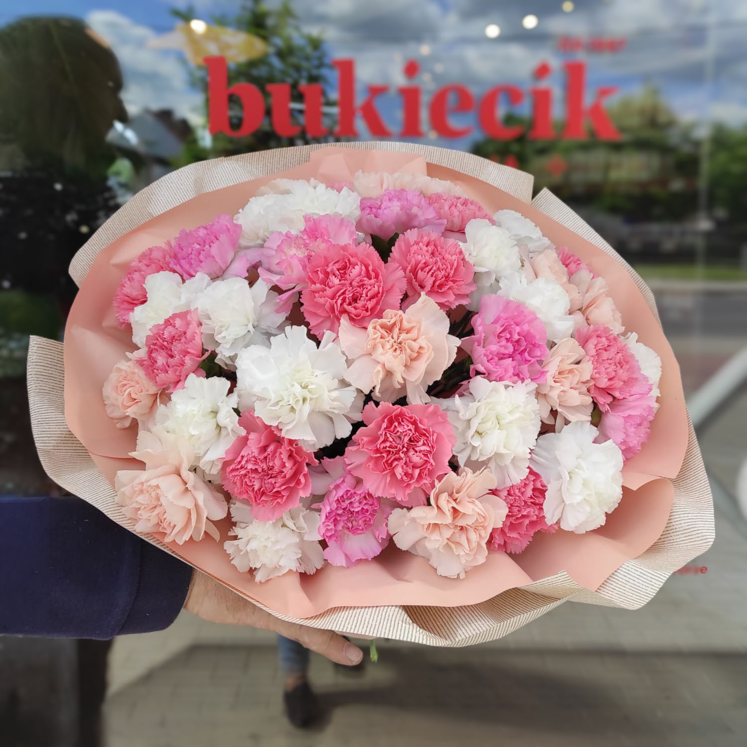 Bukiet w papierze – goździki – Kwiaciarnia Bukiecik Jawor