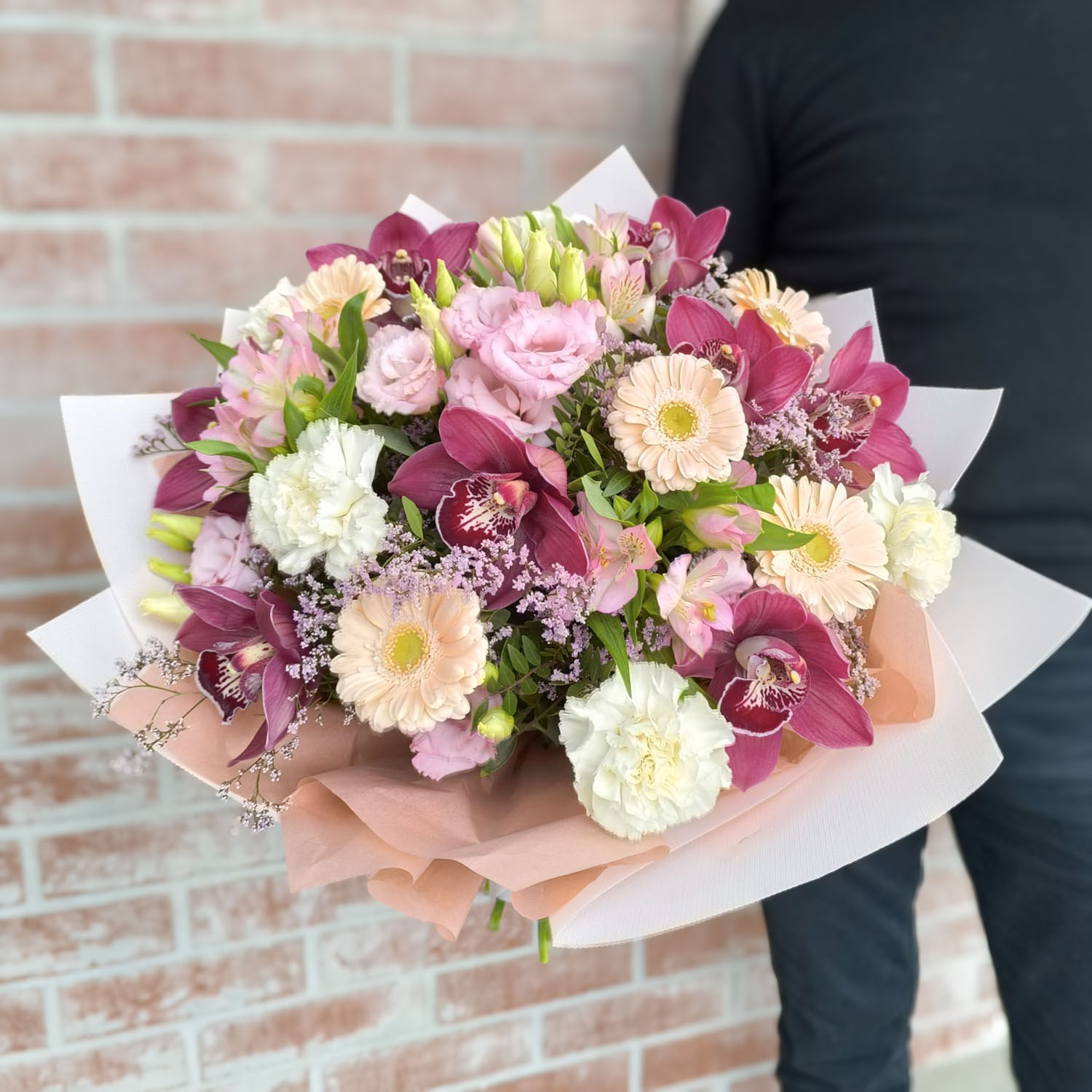Bukiet w papierze – orchidea, gerbery i goździki – Kwiaciarnia Bukiecik Jawor
