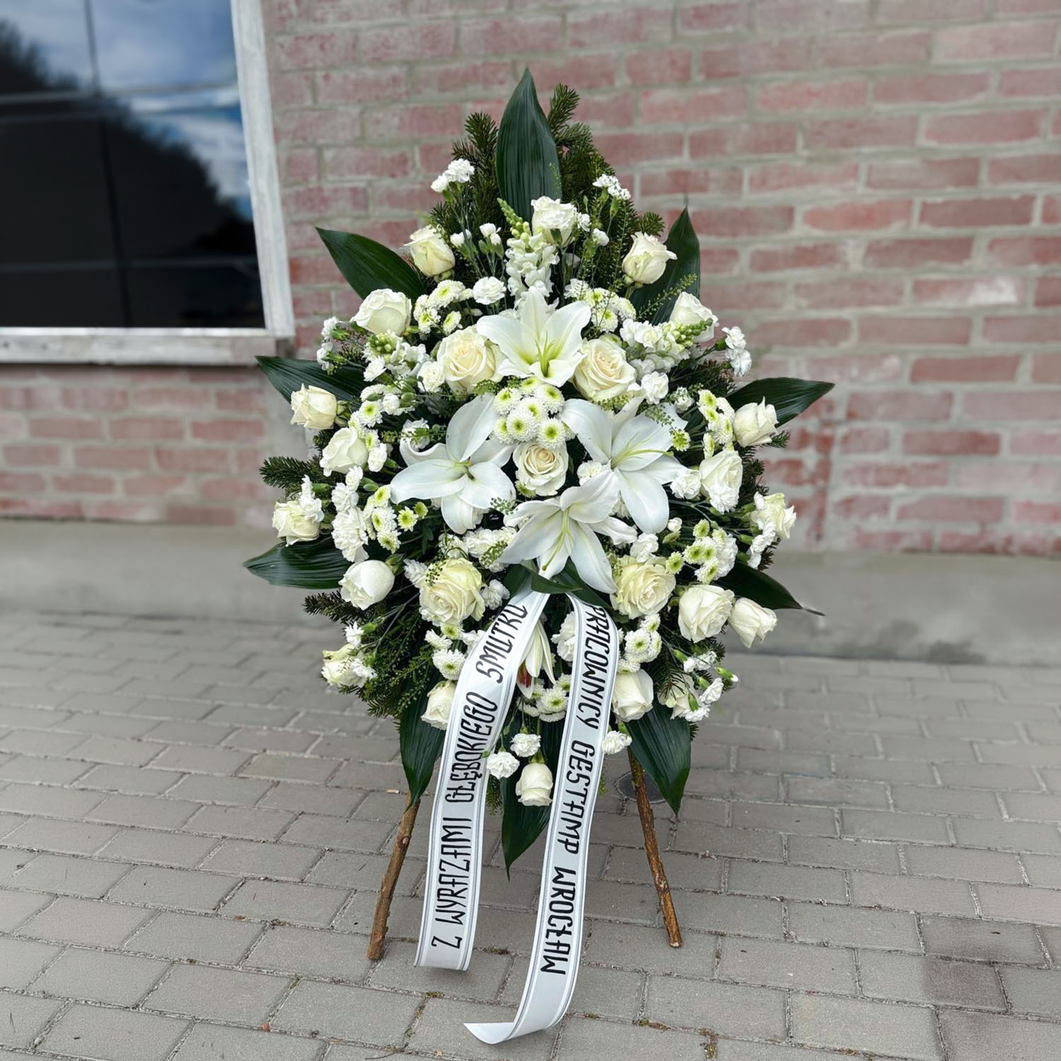 Wieniec na podkładzie – biała róża – Kwiaciarnia Bukiecik Jawor