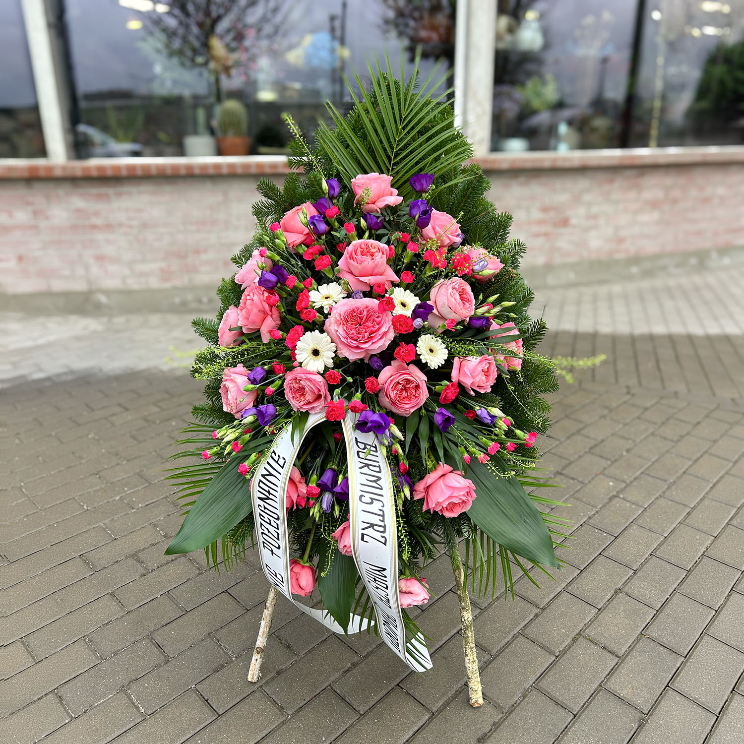 Wieniec na podkładzie – różowa róża – Kwiaciarnia Bukiecik Jawor