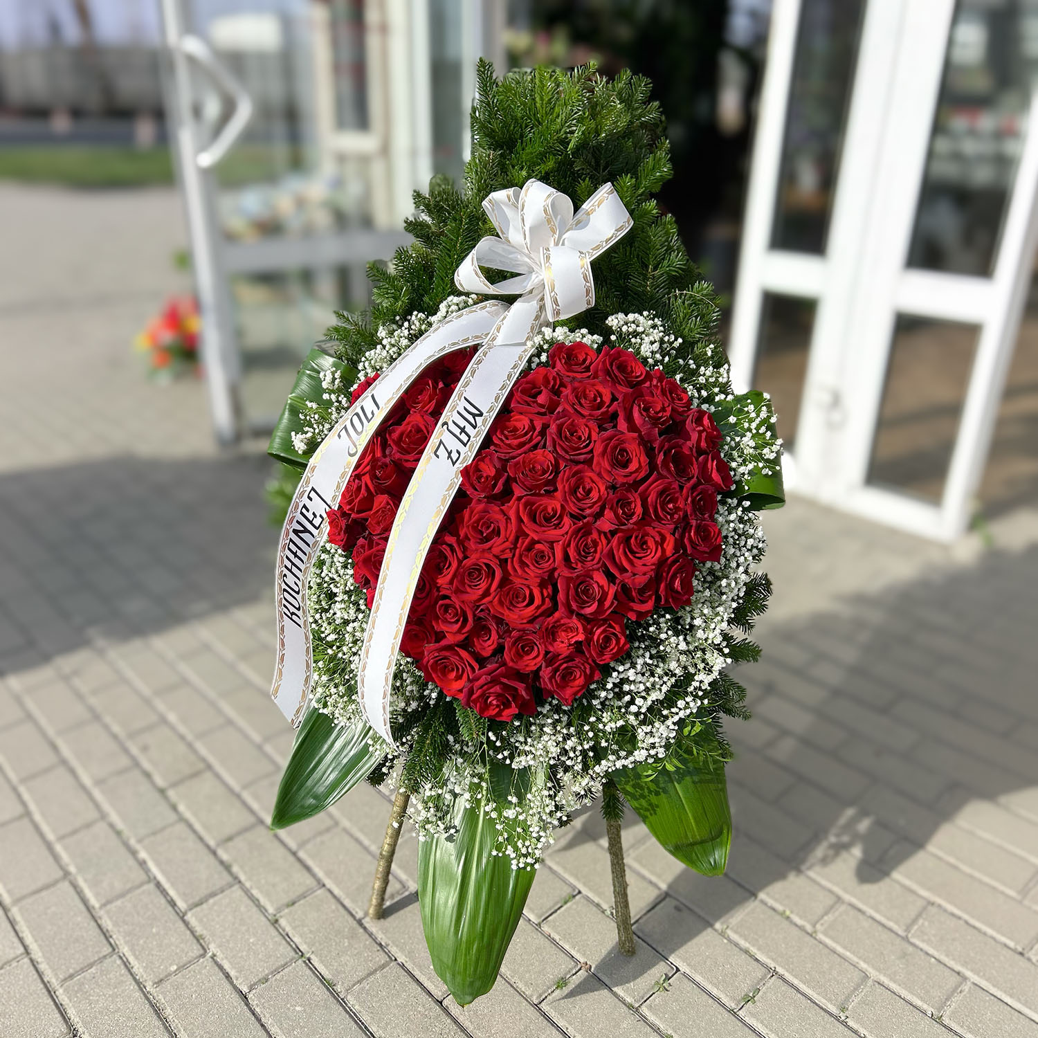 Wieniec na podkładzie – serce z róż – Kwiaciarnia Bukiecik Jawor