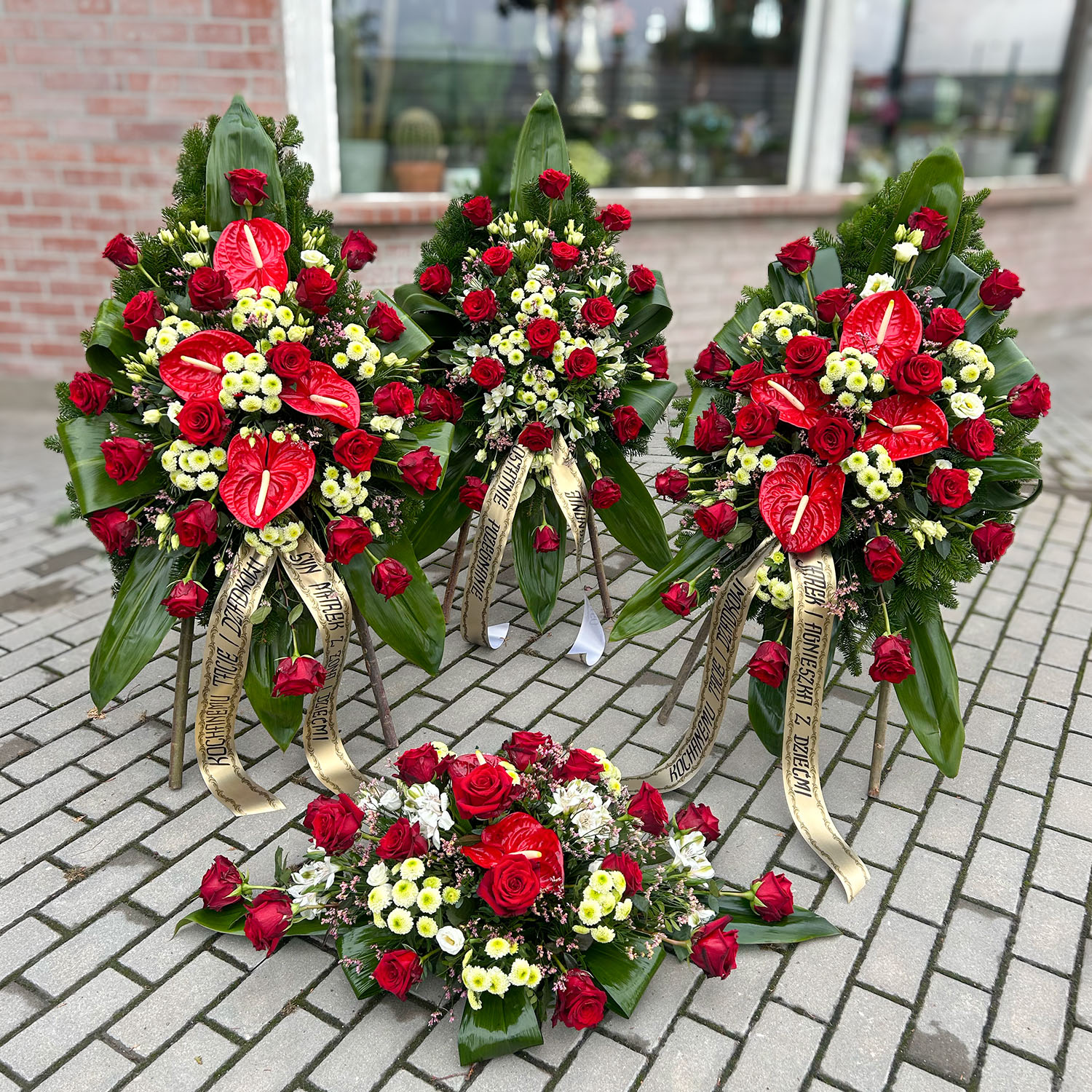 Wieniec na podkładzie z korso – czerwona róża i anturium – Kwiaciarnia Bukiecik Jawor