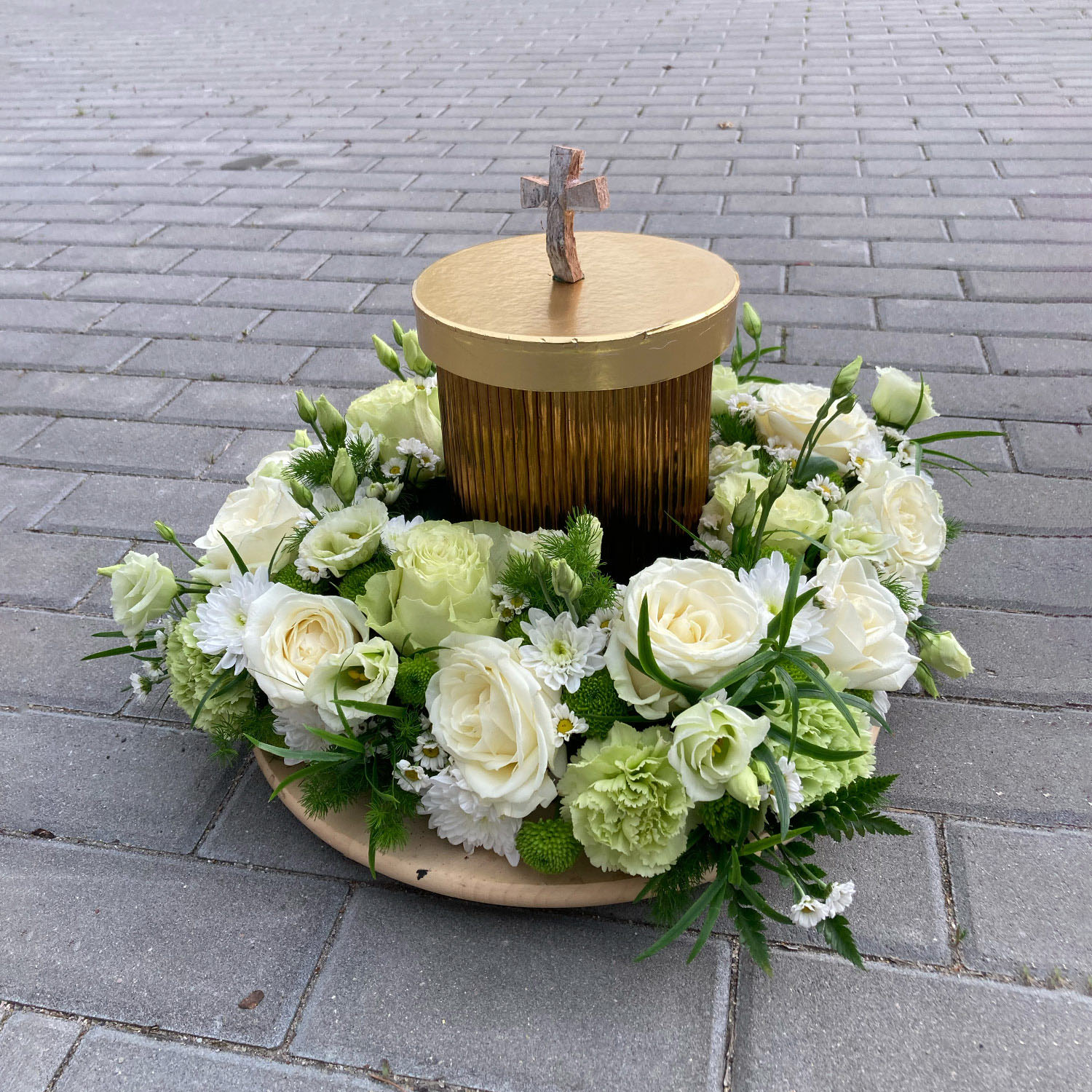 Dekoracja urny – róża, goździk, margaretka – Kwiaciarnia Bukiecik Jawor