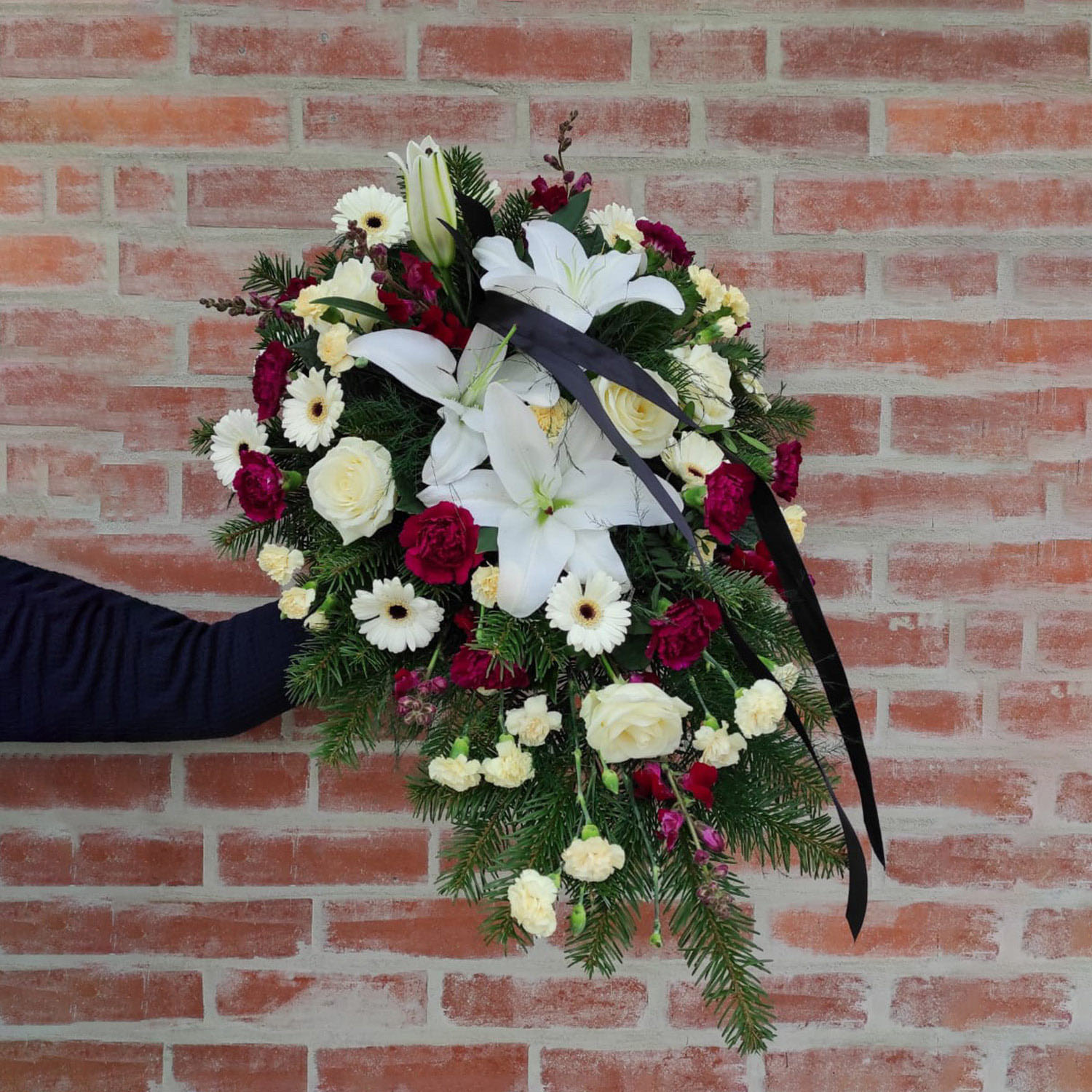 Wiązanka na florecie – kwiaty mieszane z lilią – Kwiaciarnia Bukiecik Jawor